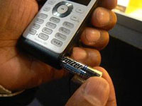 Телефон Philips з живленням від пальчикової батарейки